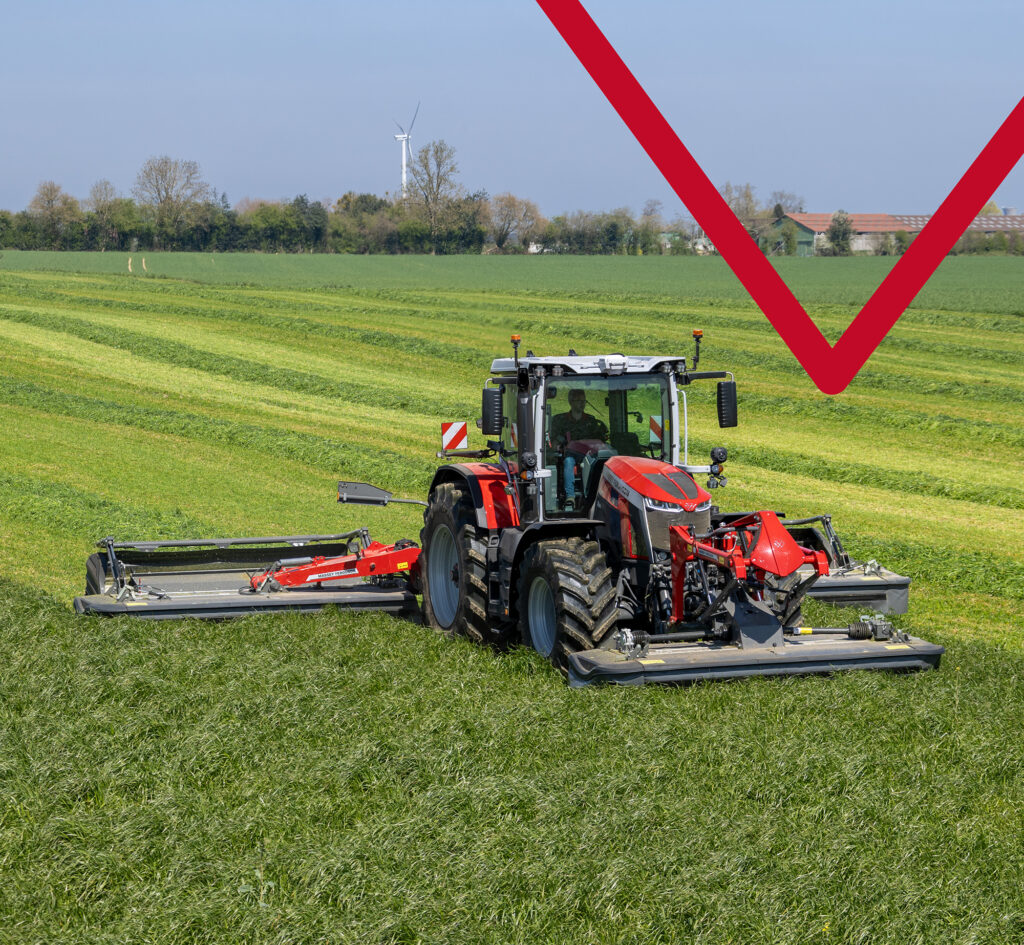 Massey Ferguson -traktori ja MF-heinäkoneet niittämässä pellolla.