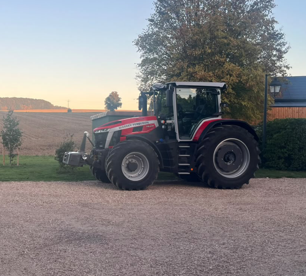 Massey Ferguson 7S MARK2 -traktori pellon reunassa.