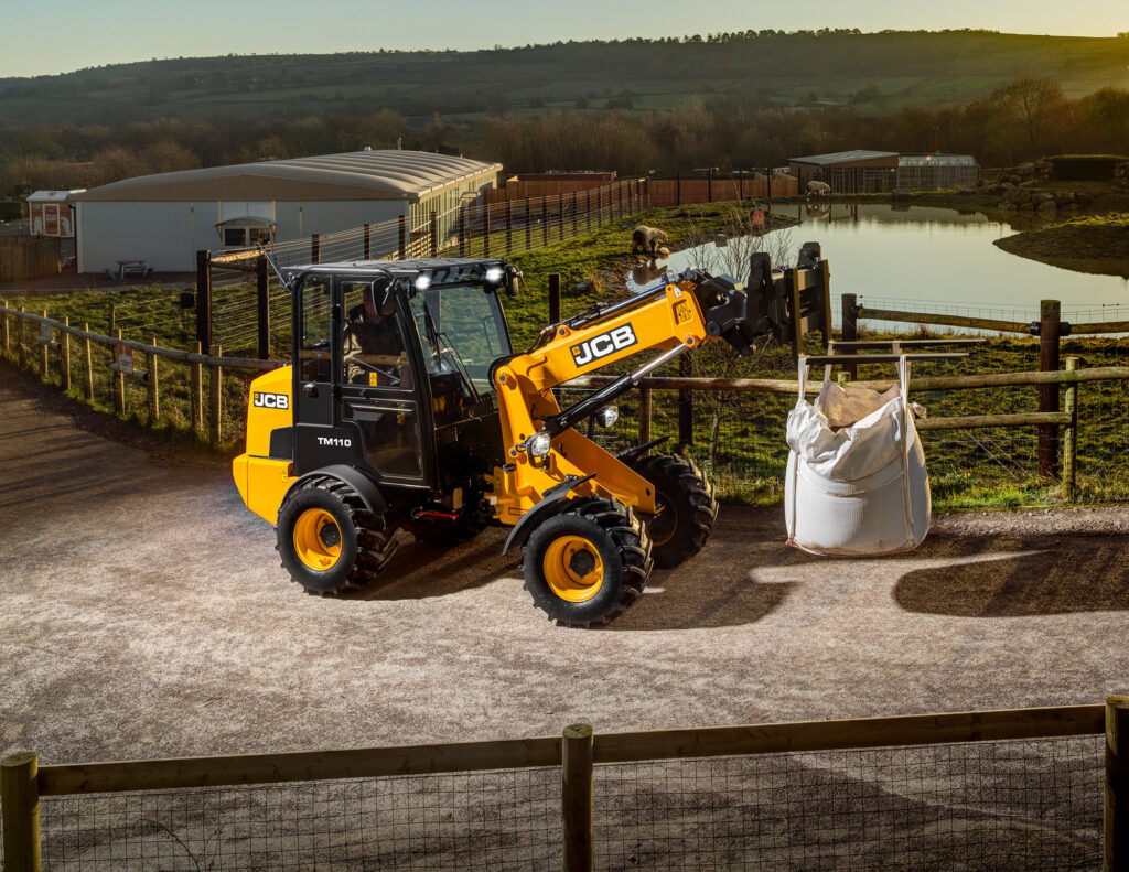 JCB TM110 Agri -kurottava pyöräkuormaaja kantamassa viljasäkkiä.