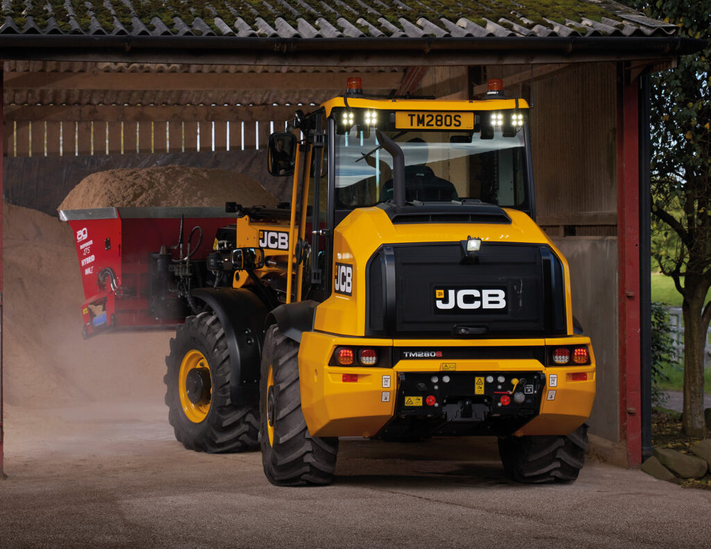 JCB TM280S Agri -kurottava pyöräkuormaaja nostamassa turvetta.