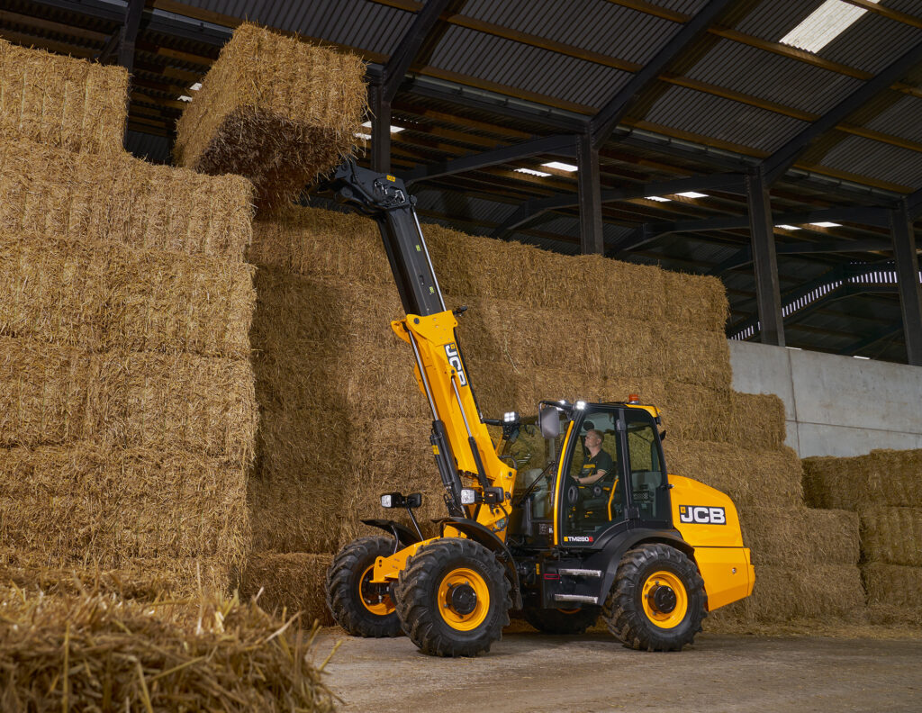 JCB TM280S Agri -kurottava pyöräkuormaaja nostamassa olkipaaleja.