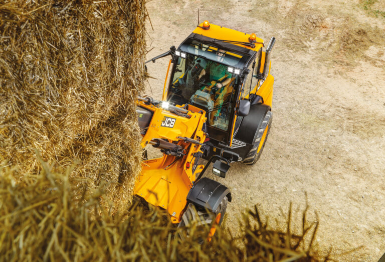 JCB TM320S Agri -kurottava pyöräkuormaaja nostamassa olkipaaleja.