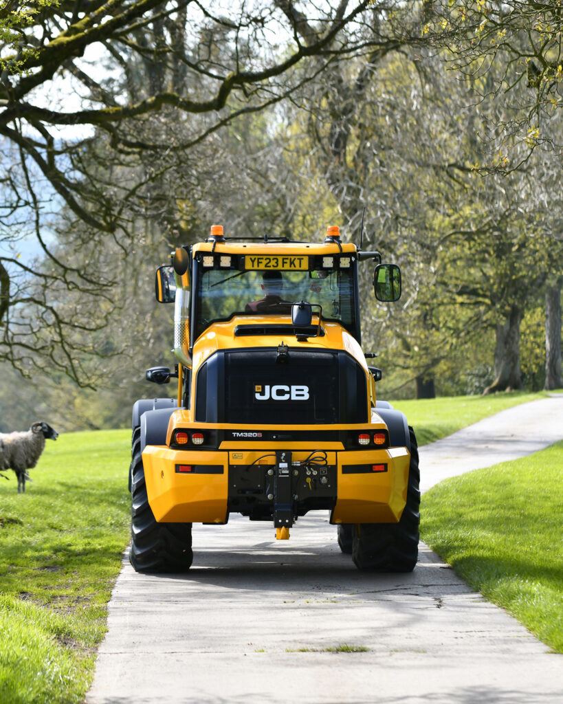 JCB TM320S Agri -kurottava pyöräkuormaaja ajamassa maatilalla.