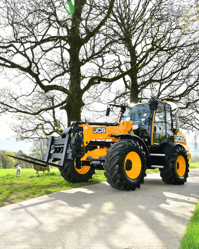 JCB TM320S Agri -kurottava pyöräkuormaaja maatilan pihalla.