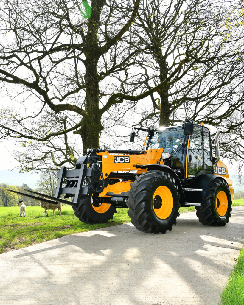 JCB TM320S Agri -kurottava pyöräkuormaaja maatilan pihalla.