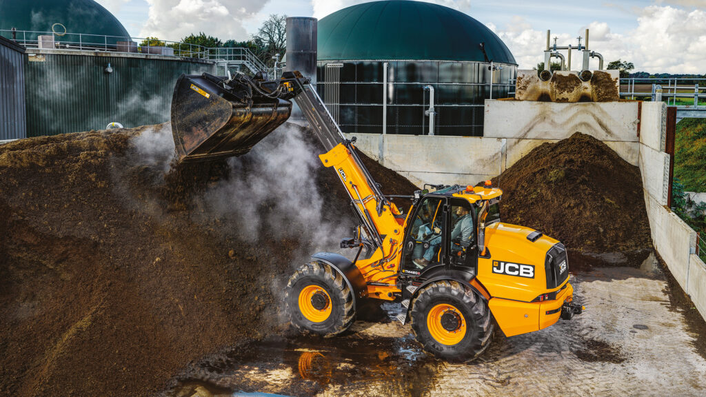 JCB TM420S Agri -kurottava pyöräkuormaaja kippaamassa lantaa.