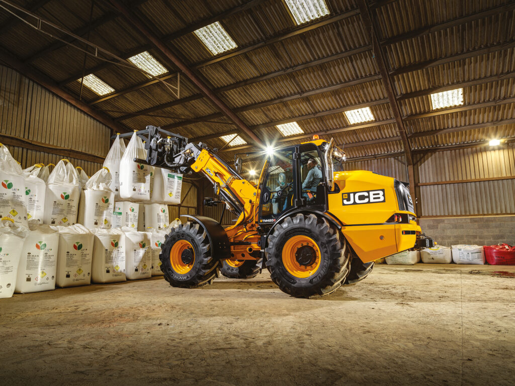 JCB TM420S Agri -kurottava pyöräkuormaaja nostamassa lannoitesäkkejä.