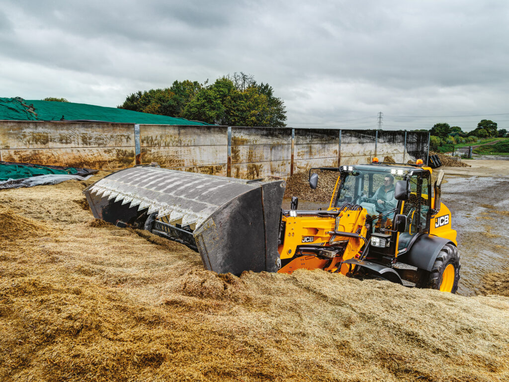 JCB TM420S Agri -kurottava pyöräkuormaaja ottamassa säilörehua.