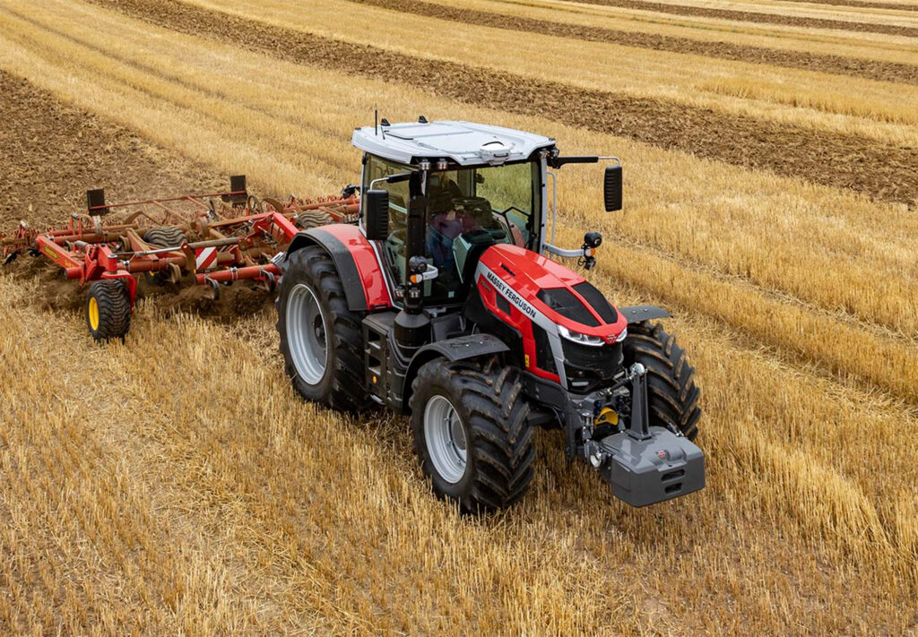 Massey Ferguson 7S MARK2 -traktori kultivoimassa sänkipeltoa.