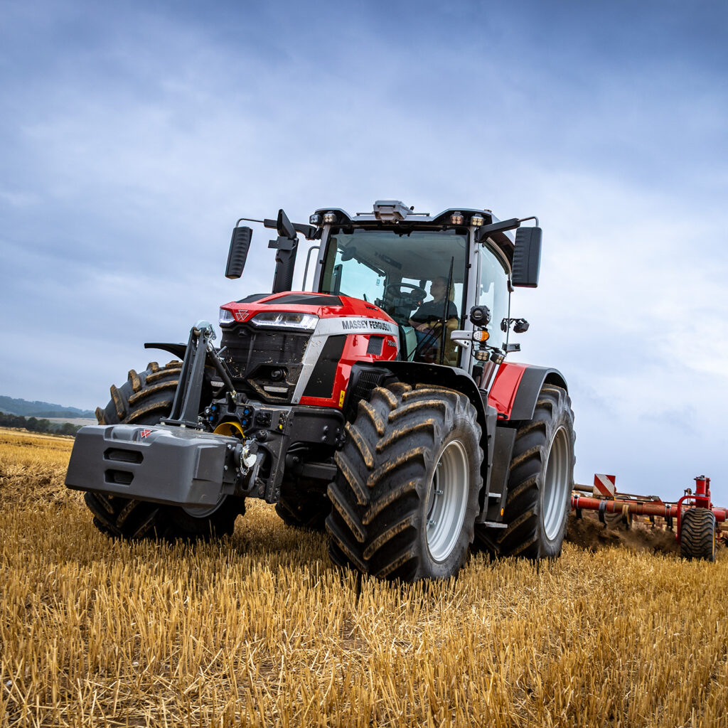 Massey Ferguson 7S MARK2 -traktori muokkaamassa sänkipeltoa.