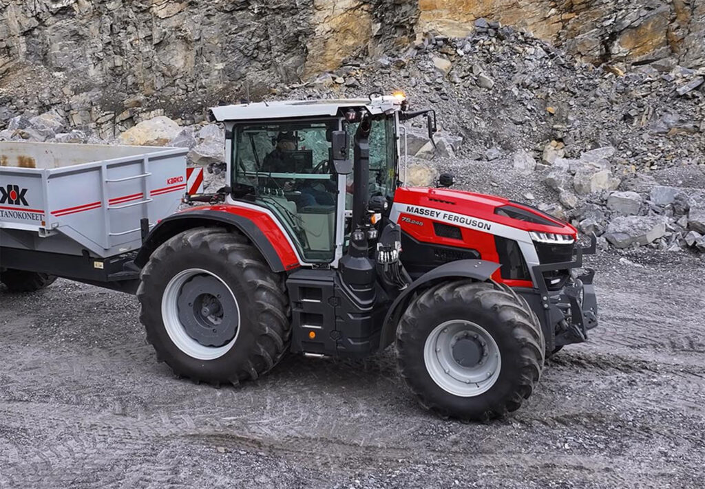Massey Ferguson 7S MARK2 -traktori ajamassa kiveä työmaalla.