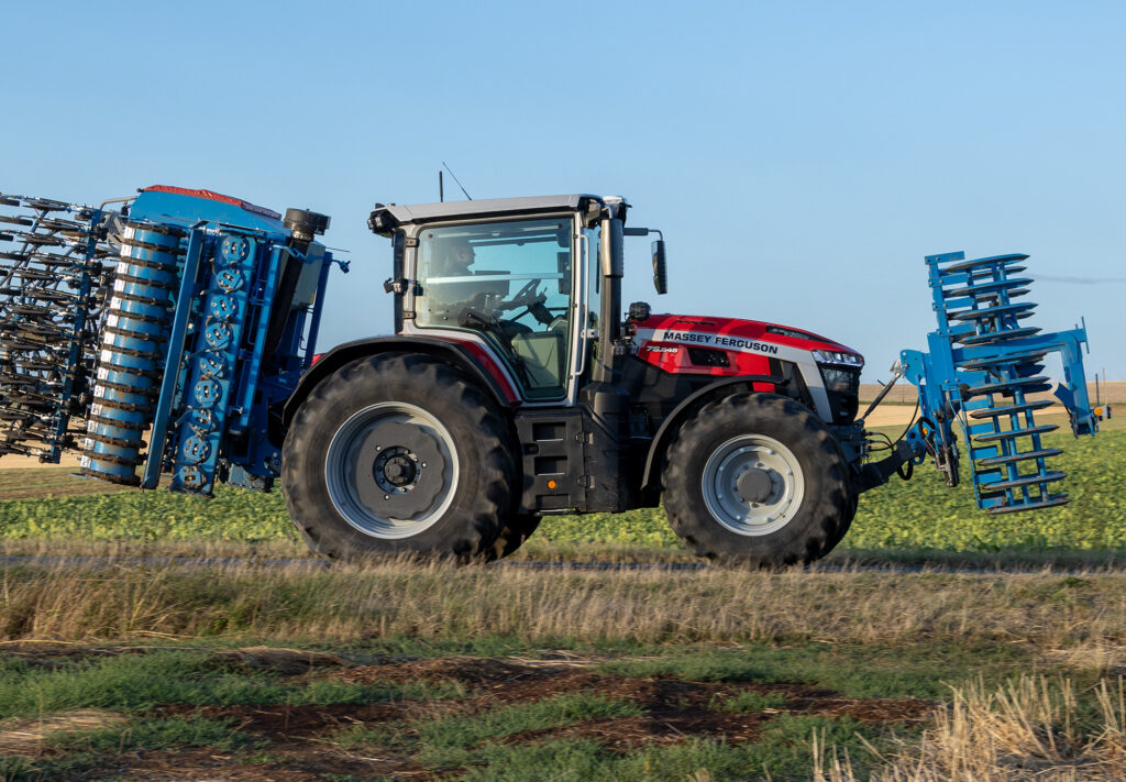 Massey Ferguson 7S MARK2 -traktori ajamassa peltotietä.