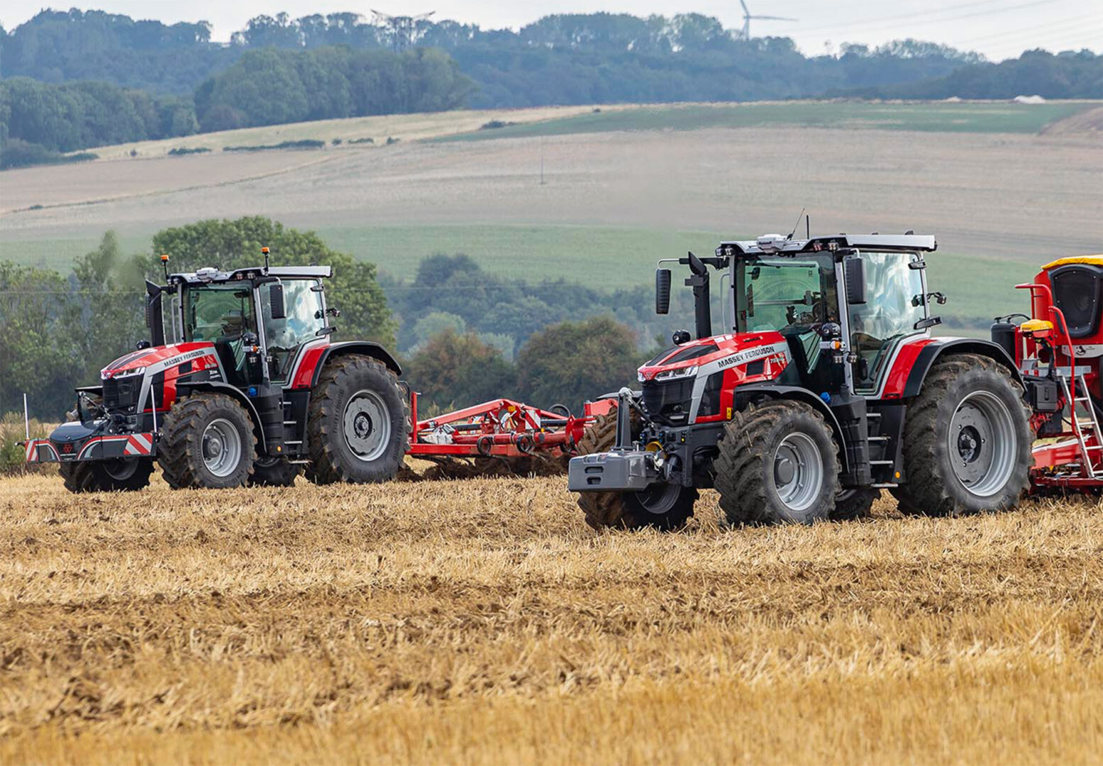 Massey Ferguson 7S MARK2 -traktorit kultivoimassa ja kylvämässä peltoa.
