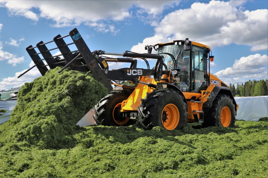 JCB 419S Jussi Lohikosken tilalla työntämässä rehua.